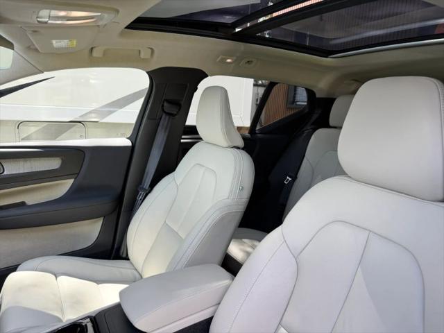 2026 Volvo XC40 Plus, B5 AWD Gas (mild hybrid), Dark