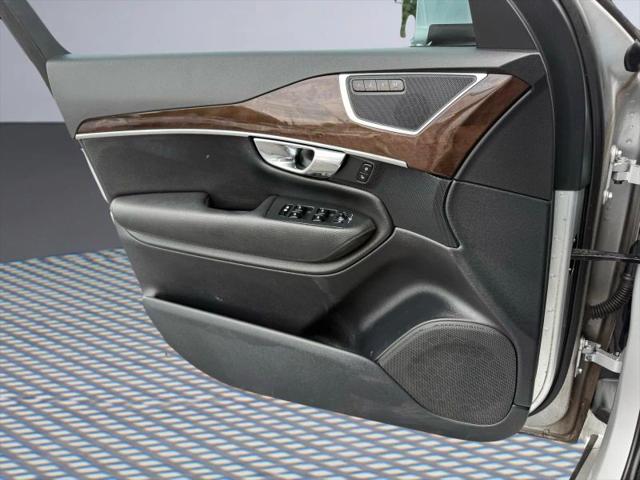 2016 Volvo XC90 T6 Momentum