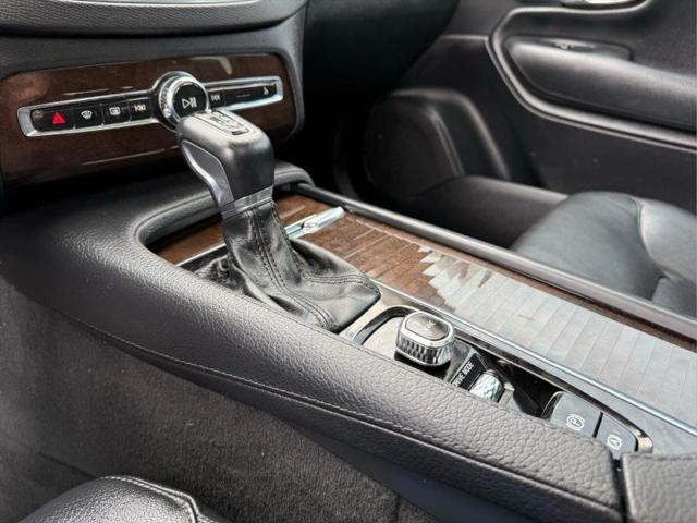 2016 Volvo XC90 T6 Momentum