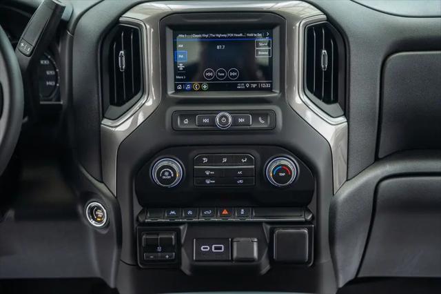 2026 Chevrolet Silverado 1500 4WD Crew Cab Short Bed Custom