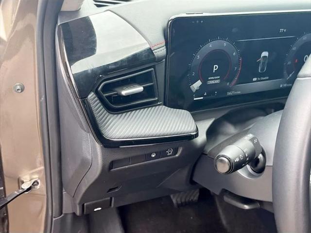2025 Nissan Kicks SR FWD