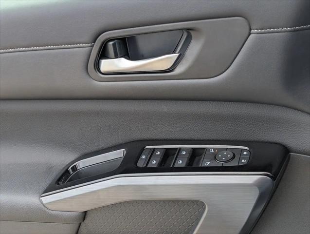 2025 Nissan Pathfinder SL 4WD