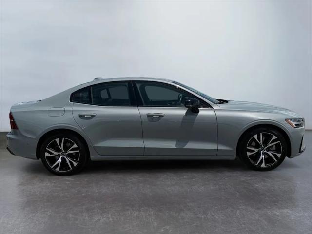 2024 Volvo S60 B5 Plus Dark Theme