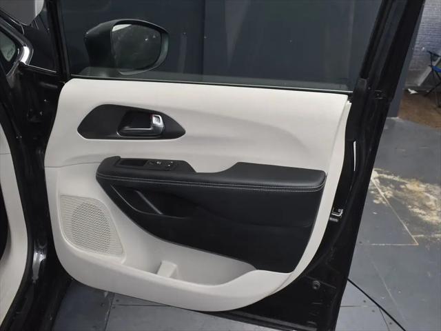 2023 Chrysler Pacifica Hybrid Touring L