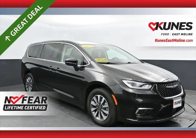 2023 Chrysler Pacifica Hybrid Touring L for sale in East Moline, IL