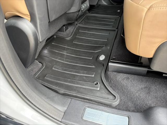2023 Land Rover Discovery P360 Metropolitan Edition