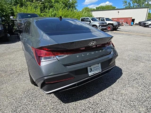2025 Hyundai Elantra SE