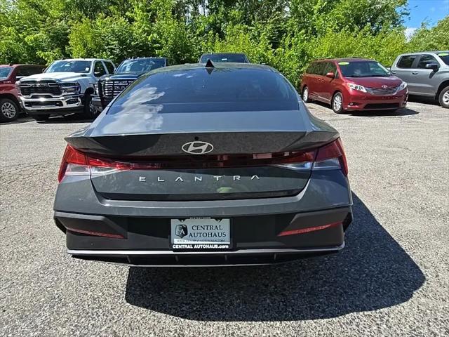 2025 Hyundai Elantra SE