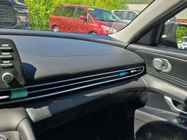 2025 Hyundai Elantra SE