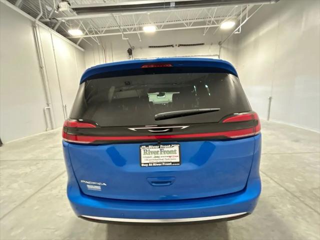 2027 Chrysler Pacifica Select