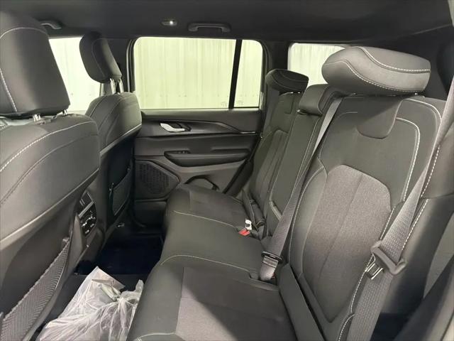 2026 Jeep Grand Cherokee Laredo 4x2