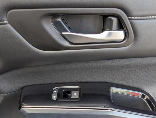 2025 Nissan Pathfinder SL FWD