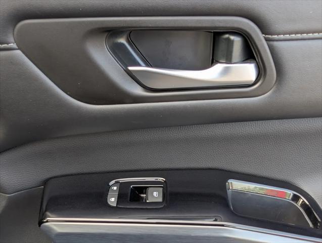 2025 Nissan Pathfinder SL FWD