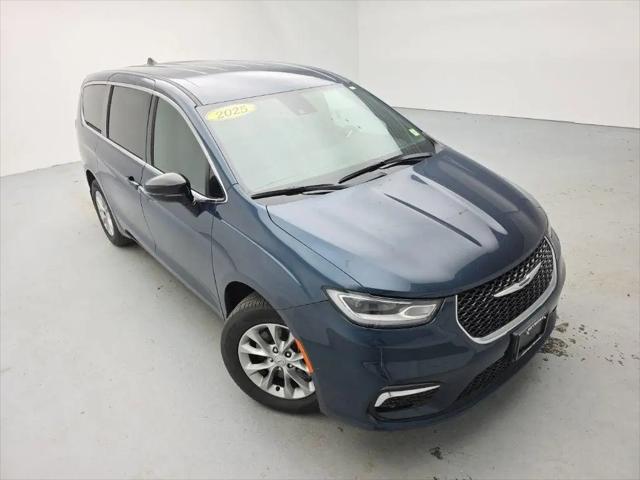 2025 Chrysler Pacifica Select for sale in Central Square, NY