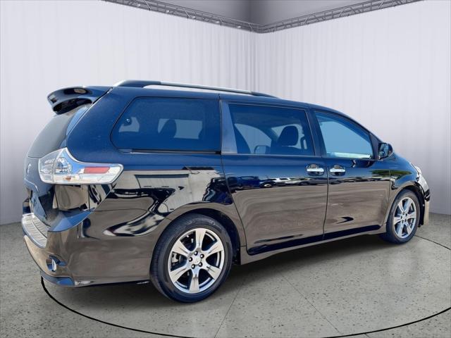 2017 Toyota Sienna SE 8 Passenger
