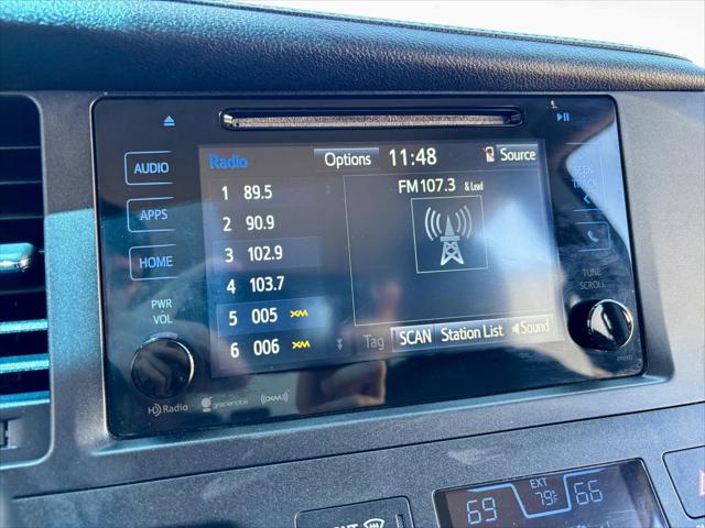 2017 Toyota Sienna SE 8 Passenger