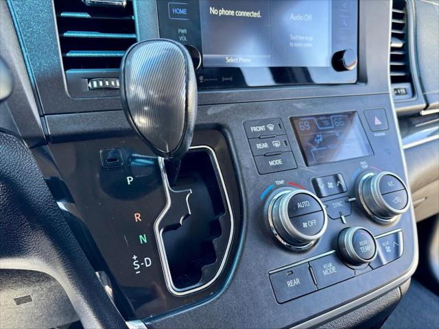 2017 Toyota Sienna SE 8 Passenger