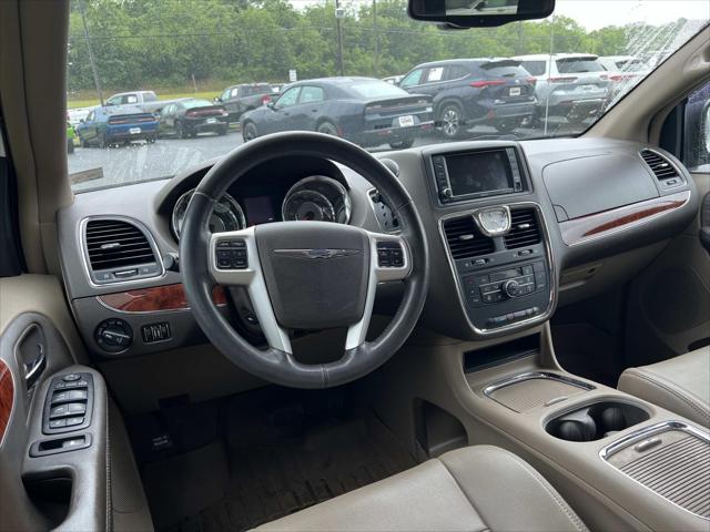 2014 Chrysler Town & Country Touring-L