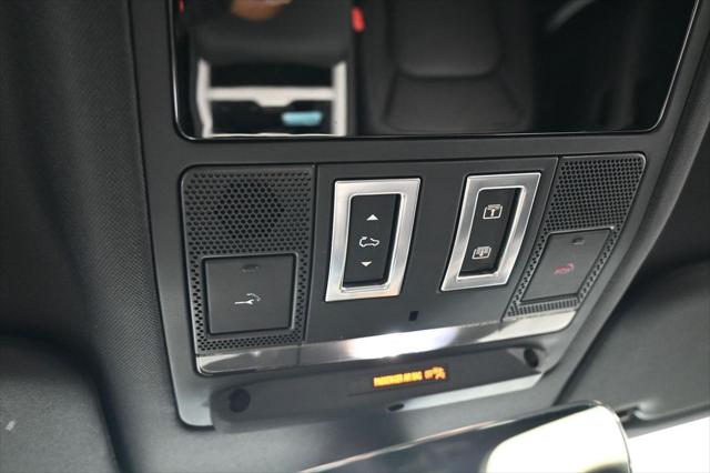 2025 Land Rover Defender 110 P300