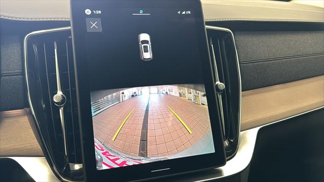 2026 Volvo XC90 Core, B5 AWD Gas (mild hybrid), Gasoline, Bright, 7 Seats