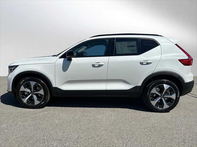 2026 Volvo XC40 Plus, B5 AWD Gas (mild hybrid), Dark