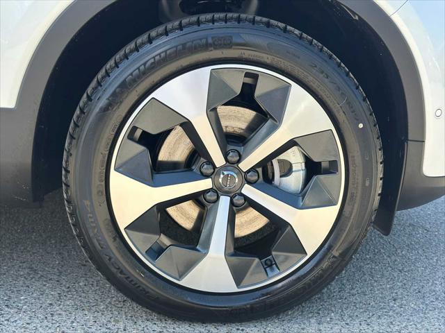 2026 Volvo XC40 Plus, B5 AWD Gas (mild hybrid), Dark