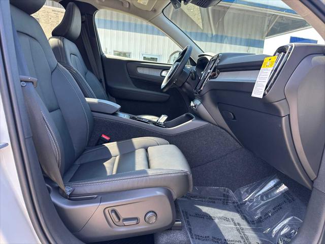 2026 Volvo XC40 Plus, B5 AWD Gas (mild hybrid), Dark