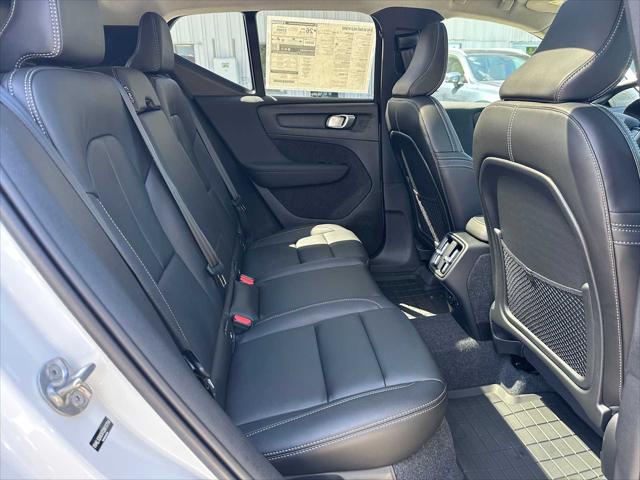 2026 Volvo XC40 Plus, B5 AWD Gas (mild hybrid), Dark