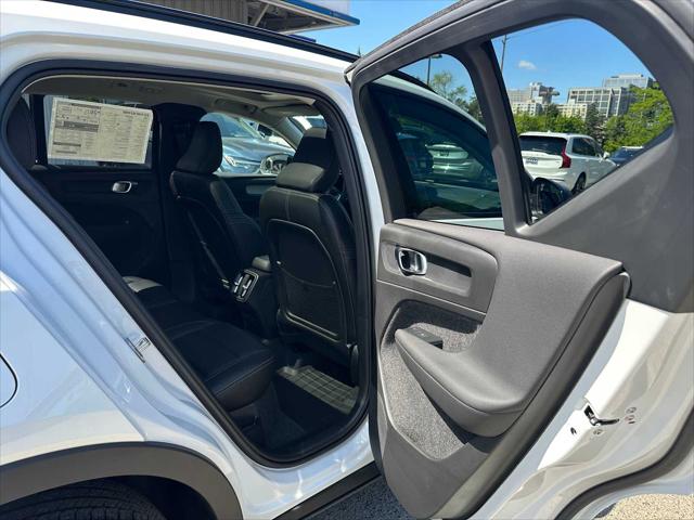 2026 Volvo XC40 Plus, B5 AWD Gas (mild hybrid), Dark