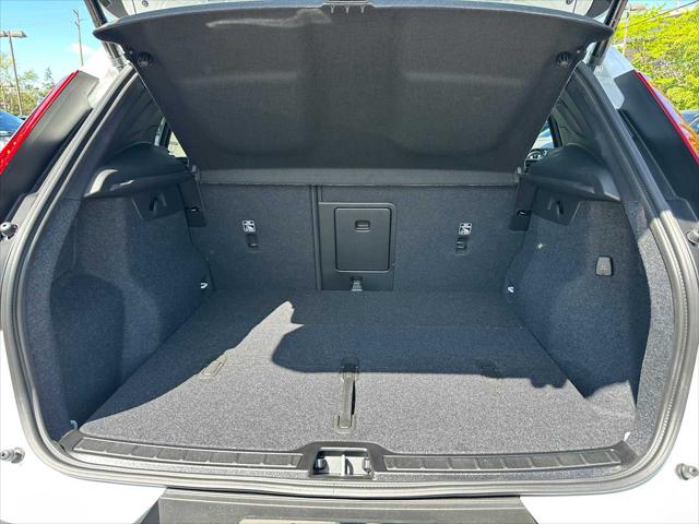 2026 Volvo XC40 Plus, B5 AWD Gas (mild hybrid), Dark