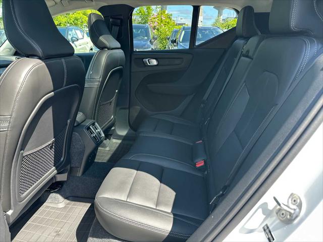 2026 Volvo XC40 Plus, B5 AWD Gas (mild hybrid), Dark