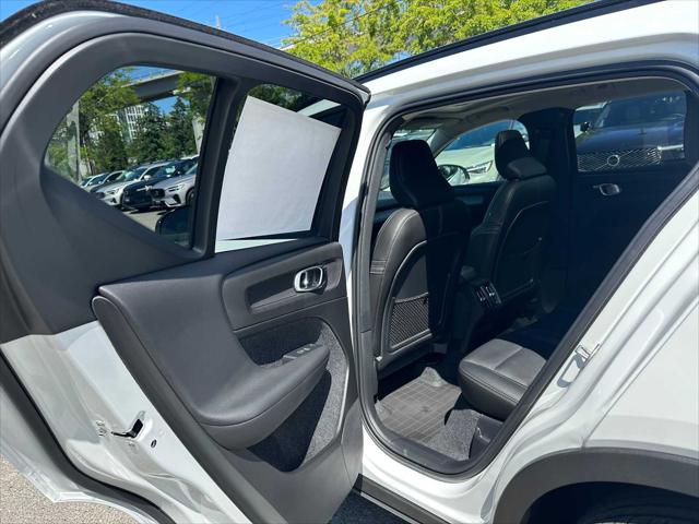 2026 Volvo XC40 Plus, B5 AWD Gas (mild hybrid), Dark