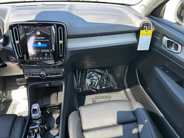 2026 Volvo XC40 Plus, B5 AWD Gas (mild hybrid), Dark