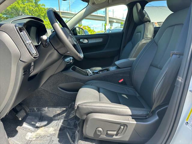 2026 Volvo XC40 Plus, B5 AWD Gas (mild hybrid), Dark