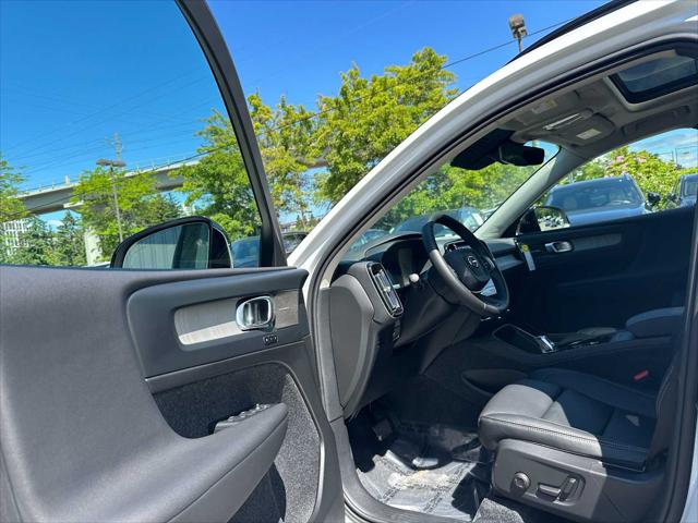 2026 Volvo XC40 Plus, B5 AWD Gas (mild hybrid), Dark