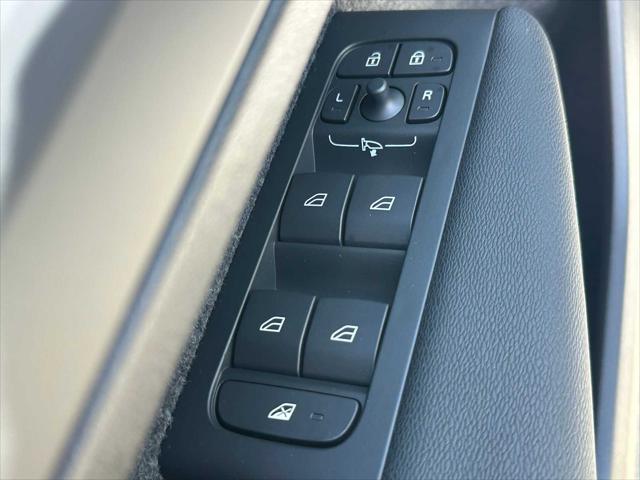 2026 Volvo XC40 Plus, B5 AWD Gas (mild hybrid), Dark