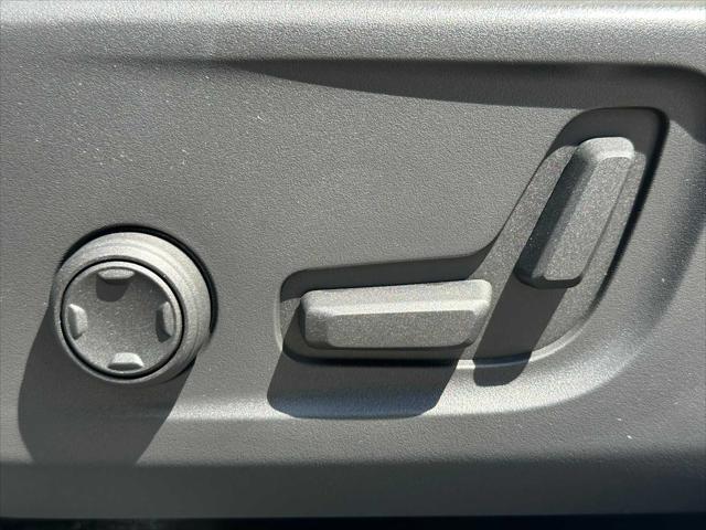 2026 Volvo XC40 Plus, B5 AWD Gas (mild hybrid), Dark