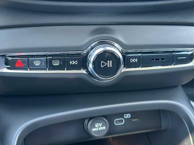 2026 Volvo XC40 Plus, B5 AWD Gas (mild hybrid), Dark