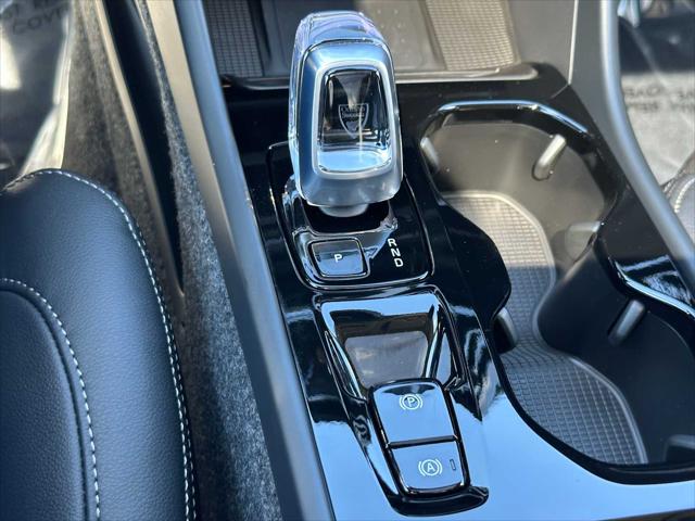 2026 Volvo XC40 Plus, B5 AWD Gas (mild hybrid), Dark