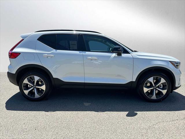 2026 Volvo XC40 Plus, B5 AWD Gas (mild hybrid), Dark