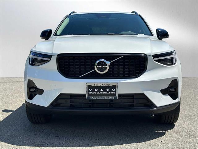 2026 Volvo XC40 Plus, B5 AWD Gas (mild hybrid), Dark