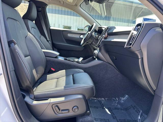 2026 Volvo XC40 Plus, B5 AWD Gas (mild hybrid), Dark