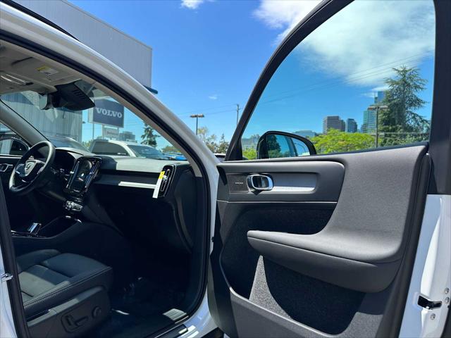2026 Volvo XC40 Plus, B5 AWD Gas (mild hybrid), Dark
