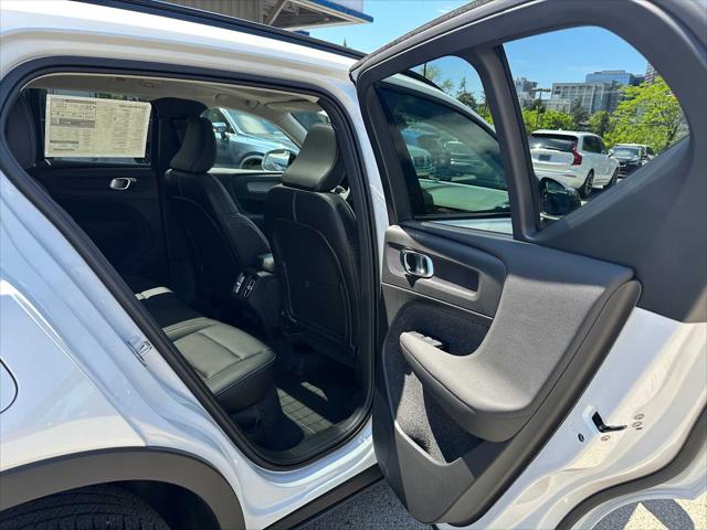 2026 Volvo XC40 Plus, B5 AWD Gas (mild hybrid), Dark