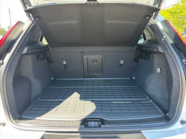 2026 Volvo XC40 Plus, B5 AWD Gas (mild hybrid), Dark