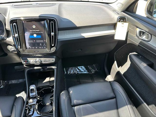 2026 Volvo XC40 Plus, B5 AWD Gas (mild hybrid), Dark