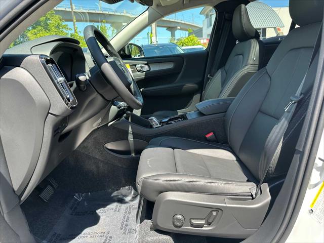 2026 Volvo XC40 Plus, B5 AWD Gas (mild hybrid), Dark