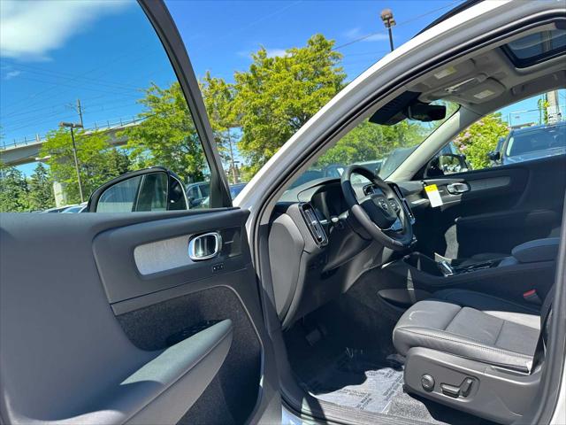 2026 Volvo XC40 Plus, B5 AWD Gas (mild hybrid), Dark