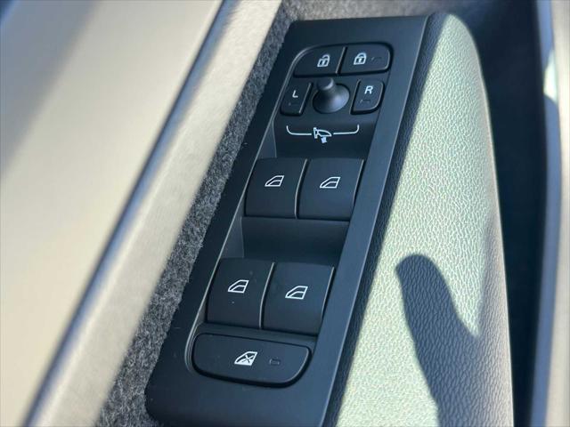 2026 Volvo XC40 Plus, B5 AWD Gas (mild hybrid), Dark