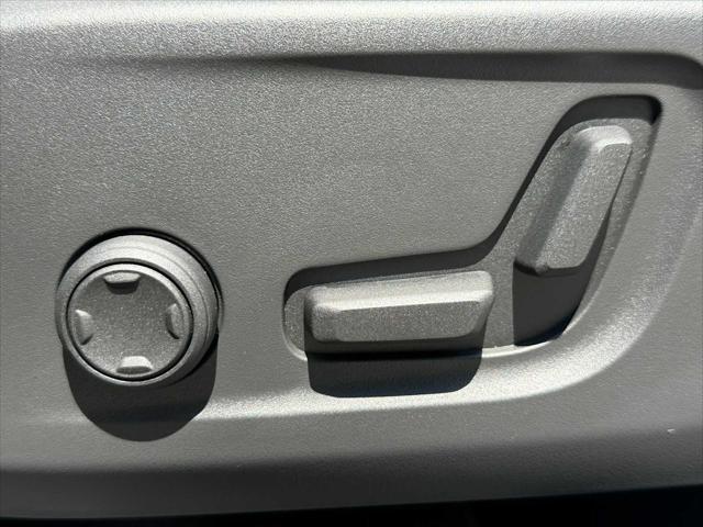 2026 Volvo XC40 Plus, B5 AWD Gas (mild hybrid), Dark